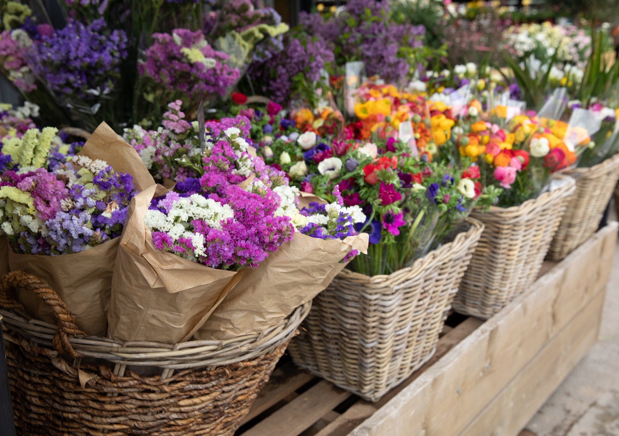 Bild in dem ein Blumenstrauß gebunden wird, um Interesse zu wecken